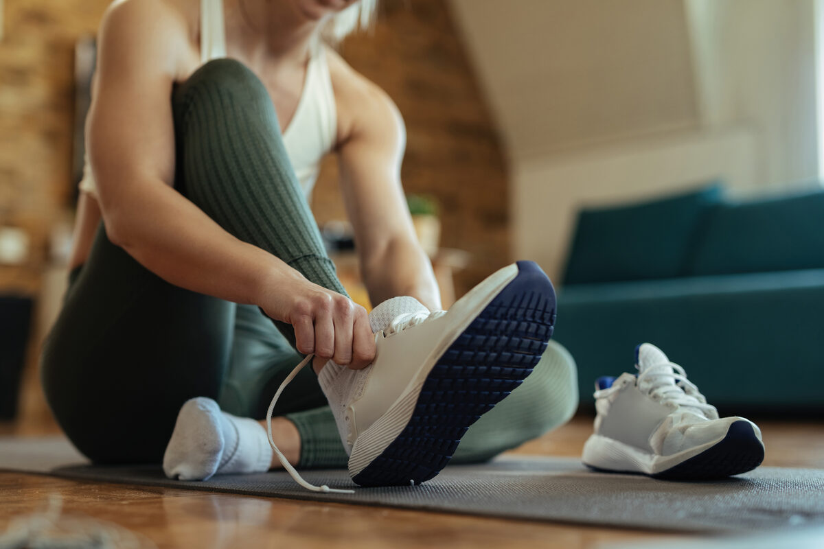 Sportschuhe anziehen: Schweißfüße und Schuhgeruch vorbeugen