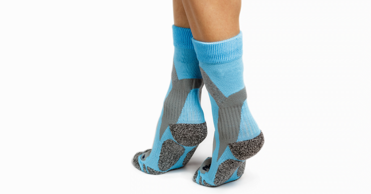 Blaue Socken gegen schwitzige Füße